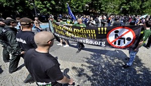 Na účastníkov pochodu zaútočili extrémisti: Dvom rozbili tváre!