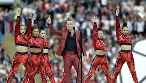 Robbie Williams otvoril futbalový šampionát, svojej povesti neostal nič dlžný