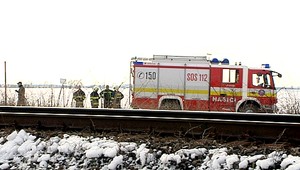 Vlak sa zrazil s dodávkou. Vodič zostal zakliesnený v aute