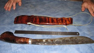 Bezdomovec zabil muža mačetou. Potom sa sám udal