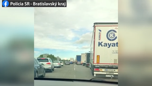 Na hraničnom priechode Brodské-Břeclav v smere do Česka sa tvorí kolóna s dĺžkou tri až päť kilometrov