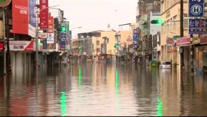 FOTO:  Metropolu zasiahol druhý tajfún v priebehu 24 hodín