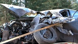 Kamión naložený betónom sa zrazil s autom, cestu uzavreli