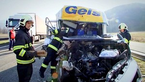 Auto sa zrazilo s kamiónom. Šoféra museli vystrihovať