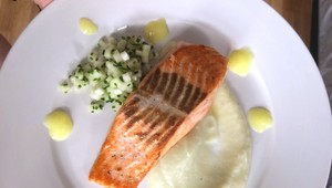 Losos, uhorkový tatarák, karfiolové pyré