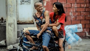 Dvojicu bezdomovcov zmenil na nepoznanie: Majiteľ kaderníctva im doprial svadbu snov