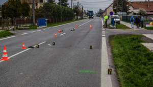 Auto zrazilo 69-ročného chodca. Zomrel pri prevoze do nemocnice