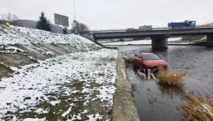 Vodič stratil kontrolu nad vozidlom. Jeho auto skončilo v Hrone