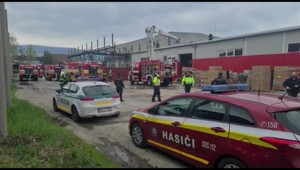 Dramatické ráno v Humennom: V skladovej hale vypukol požiar