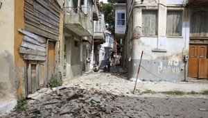 Ostrov, ktorý je často prvou zastávkou utečencov, zasiahlo zemetrasenie