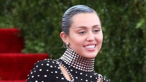 Miley Cyrus vyhlasuje, že je bisexuálna a ukazuje odfarbené ochlpenie