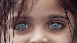 Jeho pouličné zábery očarili celý svet: Fotograf zachytáva magickú krásu detských očí, ktoré sú ako magnet