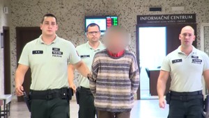 Miroslav nechcel z domu pustiť deti a družku. Bil ju a pred deťmi ostrihal vlasy