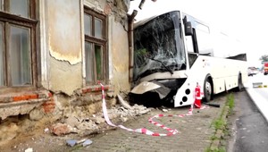 Autobus narazil do rodinného domu, zranilo sa šesť cestujúcich