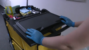 Po rokoch práce končia. Upratovačky na polícii nahradí firma za milióny