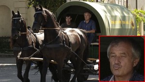 Minister Becík cestuje na Moravu na voze ťahanom koňmi
