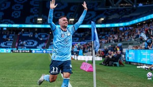 Strelil víťazný gól. Mak sa teší zo zisku Austrálskeho pohára