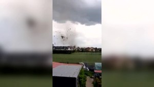 VIDEO: Poľskou obcou sa prehnalo tornádo. Vzduchom lietali časti domov a garáže