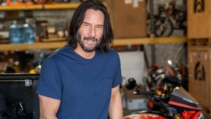 Keanu Reeves prvýkrát na verejnosti so svojou priateľkou! Mnohým ľuďom niečo na nej prekáža!