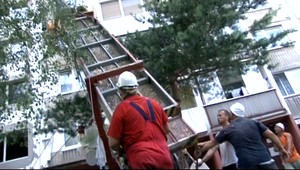 Ďalšie stavbárske  nešťastie! Zrútila sa plošina s robotníkmi