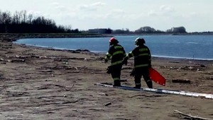 Pre fotku riskovali život. Sestry zostali uviaznuté v bahne