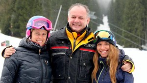 Kiska si kúpil prilbu, zohnal dievčatá a napokon nelyžoval