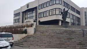 V parlamente nahlásili bombu. Do budovy nesmel nikto vstúpiť ani z nej vyjsť