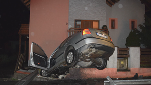 Nočná nehoda v Ružomberku: Auto skončilo v plote rodinného domu