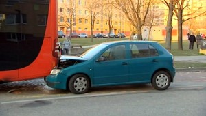 Pavlínu (5) zrazilo v Petržalke auto, vodiča zabrzdil až autobus