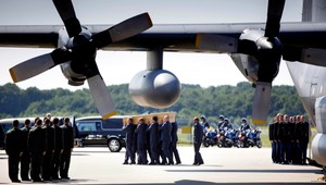 Rakvy s obeťami leteckej tragédie dorazili do Holandska