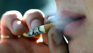Zavedú zálohovateľné cigarety? 20 centov pre fajčiara za jeden ohorok, žiadajú aktivisti