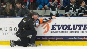 Jackpot! Brat vylúčeného hráča trafil rozhodcu plechovkou do rozkroku