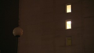 V ubytovni policajt postrelil kolegu, keď si odkladal zbraň