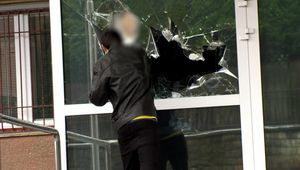 Školák prišiel na policajné riaditeľstvo pýtať drogy peniaze. Keď nepochodil, vrátil sa aj so sekerou v ruke!