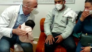 Náhradná matka cestovala z bombardovanej Odesy až do Užhorodu, kde porodila. Dieťatko vyšetrili košickí lekári