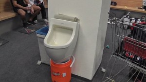 Belasí nevyužívajú pisoár v kabíne. Podľa Říhu by mali!