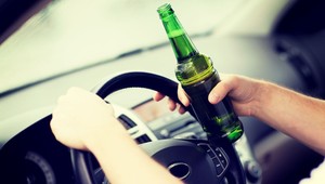 Opitá cyklistka skončila pod kolesami auta