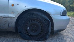 FOTO: Policajti strieľali na auto. Vodič sa ich najprv snažil prejsť a potom unikal