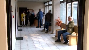 Pred súd sa postavil otec, ktorý mal týrať svojich synov. Tí opisovali jeho praktiky