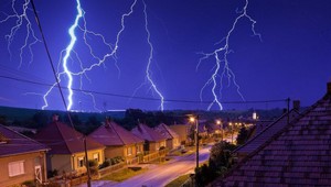 Rady ako prežiť extrémne horúčavy, ale aj predísť zásahu bleskom