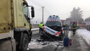 Sanitka sa zrazila s kamiónom, traja ľudia sa zranili