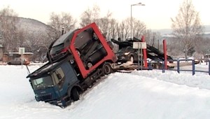 Sneh vystriedal mráz. Kamión s autami skončil v priekope
