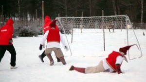 Santa Claus má aj futbalový tím. Jeho hráči však na deti nezabúdajú