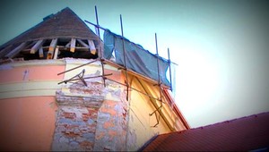 V Bratislave spadla časť strechy kostola, ulicu uzavreli