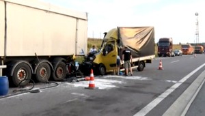 Dodávka vrazila na diaľnici D1 do kamióna, vodič neprežil