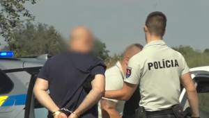 VIDEO: Muž bez vodičáka unikal pred policajtmi. To však nebol ten najväčší bizár