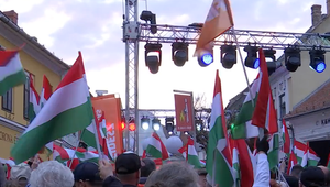 Primátor Győru podáva trestné oznámenie po násilí na Orbánovom mítingu
