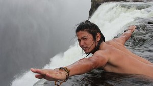 Nebezpečná zábava. Turisti sa fotia pri 120 metrovom spáde Viktóriiných vodopádov