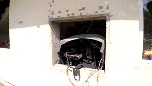 Kradli bankomat a poškodili celú budovu. K časti peňazí sa nedostali