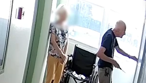 Senior (83) pobodal správkyňu počas kontroly bytu. S krvácajúcim hrudníkom volala o pomoc